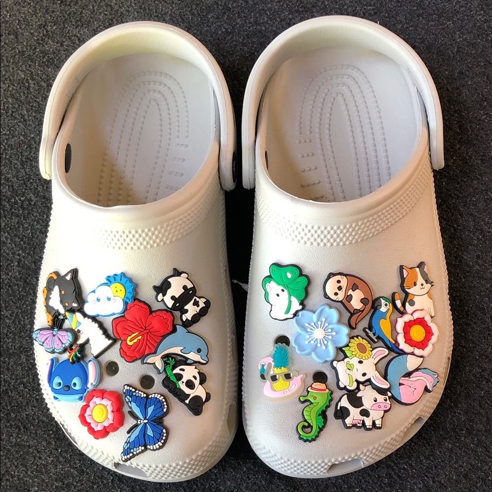 Crocs Unisex Sandal Shoes With Jibbitz™ Charms Light Gray Size Men-5 Or Women-7